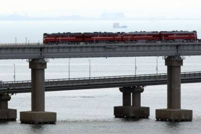 По Крымскому мосту пустили первые грузовые поезда