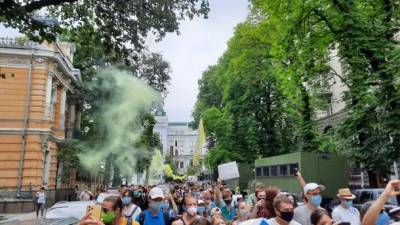 Колонна митингующих за отставку и.о. министра образования Шкарлета пришла на Банковую