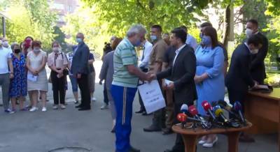 Пострадавших от взрыва на Позняках не пускают в новые квартиры от Зеленского: "не дают даже посмотреть"