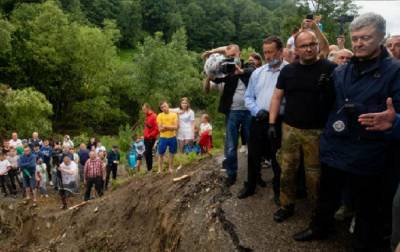 Порошенко призвал власть перебросить строительную технику на Прикарпатье