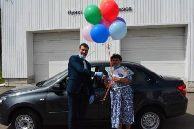 Везёт же людям: победительница викторины о Конституции в Костромской области уехала домой на новом авто