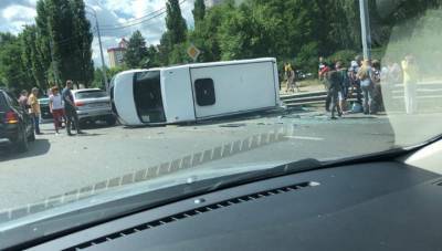 В Воронеже в результате аварии перевернулась маршрутка с пассажирами
