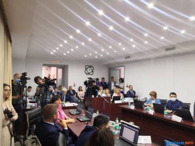 Депутатам, чиновникам и гражданам тесно в стенах городской думы Южно-Сахалинска