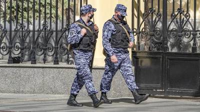 Военнослужащим и силовикам РФ повысят оклады на 3%