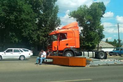 В Воронеже грузовик своротил знак «Песчаный лог»