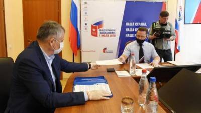 Александр Дрозденко передал документы для участия в выборах в избирательную комиссию