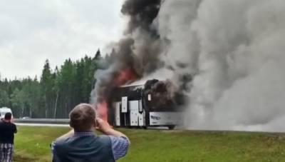 В Ленобласти сгорел автобус, перевозивший четыре десятка туристов. Видео