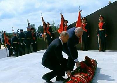 "Пока мы приходим к памятникам, мы воевать не будем": Путин и Лукашенко открыли Ржевский мемориал
