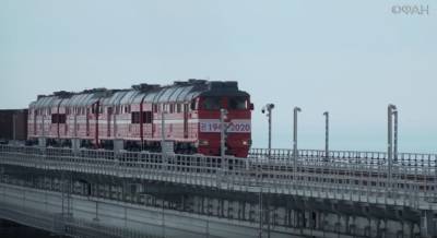 Аксенов и Дитрих запустили грузовое движение по железнодорожной части Крымского моста
