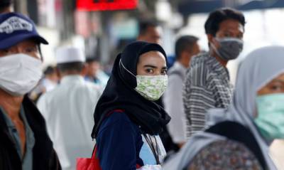 Мэр индонезийского города встала на колени перед медиками из-за пандемии коронавируса