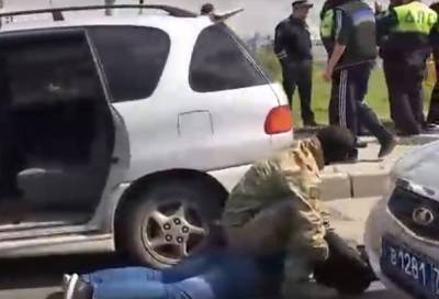В Тюмени сотрудники ФСБ при участии большого количества полиции задержали неизвестных