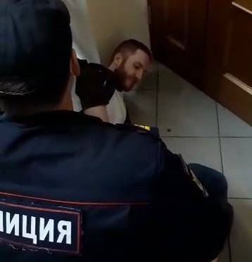 В Петербурге на избирательном участке полицейские сломали руку корреспонденту «Медиазоны»