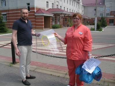 Пластиковые короба и подушки из латекса: волонтёры передали новую помощь медикам