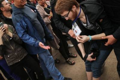 В Петербурге сотрудник полиции и наблюдатель сломали руку корреспонденту «Медиазоны»