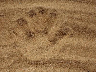 На пляже в Анапе братья, играя, закопали ребенка в песок — он умер