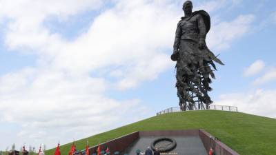 25-метровый памятник солдату открыли подо Ржевом Путин и Лукашенко