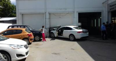 Автоледи на белом "Ягуаре" снесла ворота автомойки в Туле