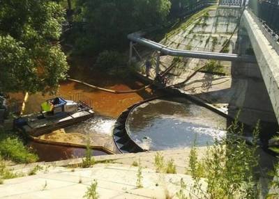 Площадь разлива нефтепродуктов на Химкинском водохранилище достигла 30 тыс кв метров