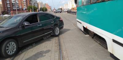 В Кемерове ДТП заблокировало движение на трамвайных путях