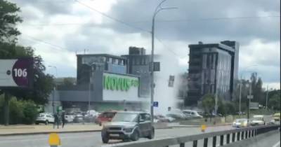 В центре Киева на парковке возле супермаркета забил гейзер