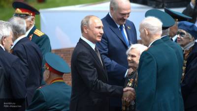 СМИ узнали, что было в переданной Путиным записке ветерану на открытии Ржевского мемориала