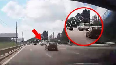 Появилось видео момента ДТП с перевернувшейся маршруткой в Воронеже