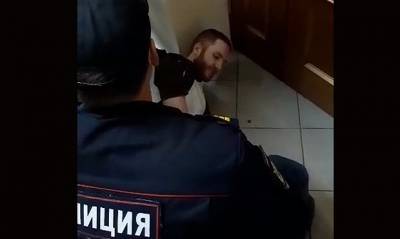 В Петербурге на избирательном участке №2119 полицейские сломали руку журналисту «Медиазоны»