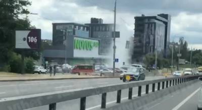 В Киеве забил очередной фонтан: вода вырвалась из люка возле супермаркета (видео)
