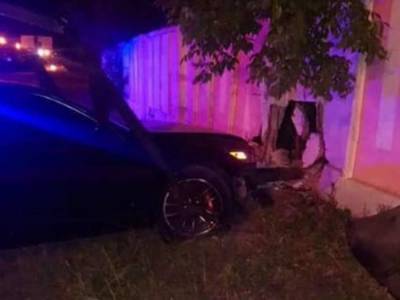 Пьяная женщина за рулем Honda влетела в бетонный забор в Киеве