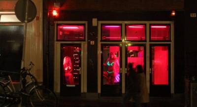"Деньги у нас закончились": бордели квартала красных фонарей в Амстердаме вновь откроют двери для секс-туристов