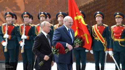Главы РФ и Белоруссии посадили ели в память о павших советских солдатах