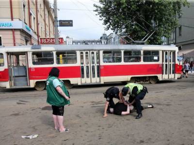 В Киеве патрульные задержали мужчину за нарушение правил проезда в трамвае