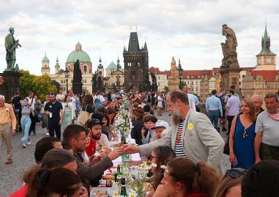 Сотни пражан поужинали за праздничным столом на Карловом мосту: видео