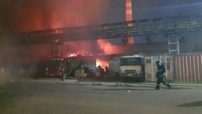 Сотрудники МЧС ликвидировали открытое горение на складе на юго-востоке Москвы