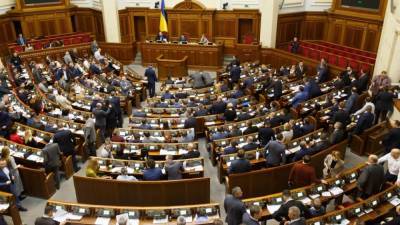 Украинские депутаты обсуждали «алкопати» во время заседания Рады