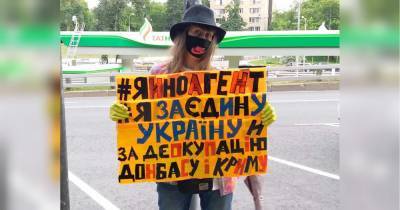 В Москве провели одиночные пикеты в поддержку украинцев и татар в оккупированном Крыму