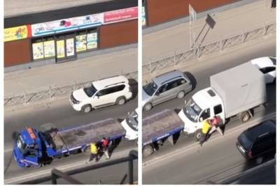 Кулачный бой новосибирских водителей на дороге стал хитом соцсетей
