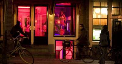 Мыть руки и дезинфицировать кровати: в Амстердаме восстанавливает работу квартал красных фонарей