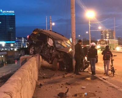 В Екатеринбурге пьяный водитель Land Cruiser влетел в столб на Макаровском мосту