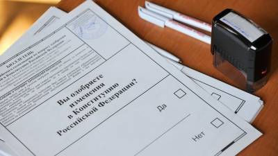 На Украине открылись четыре участка для голосования по поправкам