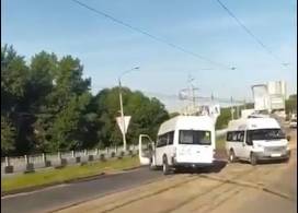 В Ульяновске на мосту через Свиягу маршрутка вылетела на трамвайные пути