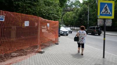 В Севастополе детский парк закрыли забором и сняли асфальт: фото