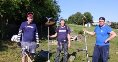 Волонтеры из Ивано-Франковска и Львова помогают расчищать еврейское кладбище в Рогатине