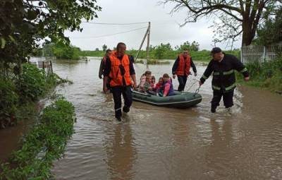Паводок на западе Украины: подтопленными остаются 12 населенных пунктов
