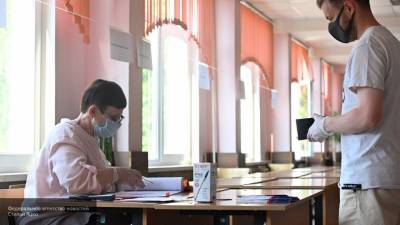 Более трехсот членов общественной палаты следят за ходом голосования в Магаданской области