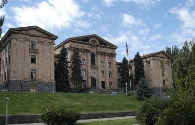 «Грапарак»: Депутаты парламента Армении смогут заражаться коронавирусом сколько угодно