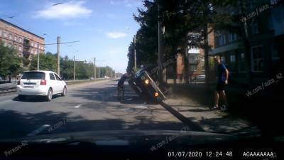 Последствия ДТП с опрокинувшимся автомобилем в Кемерове сняли на видео