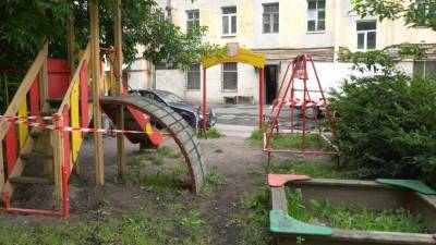 Жители МО Невская застава борются с местными властями за детскую площадку во дворе