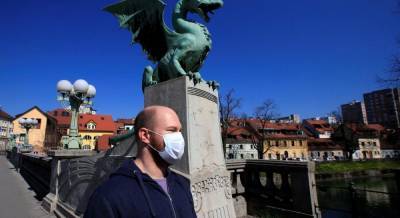 В Словении разгорелся скандал из-за закупки масок: одному министру пришлось уволиться, второго задержали