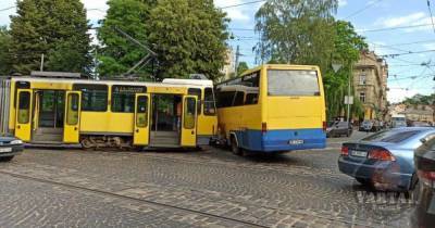 В центре Львова трамвай протаранил маршрутку